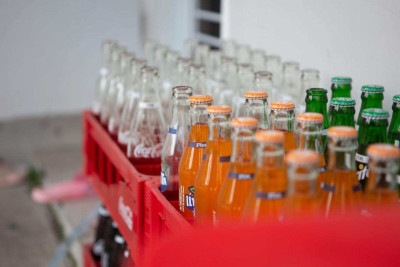Se por um lado o mercado caminha cada vez mais para a praticidade das latas e garrafas PET, por outro, o vidro continua tendo seu espaço garantido  -  (crédito: Mr-Den' OoDp de Pexels)