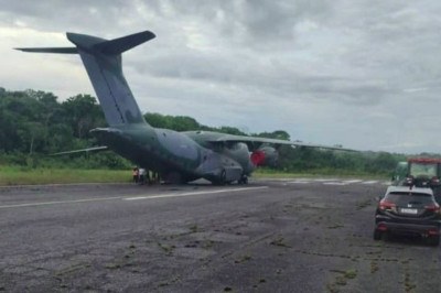 Imagens que circulam pelas redes sociais mostram um avião da FAB (Força Aérea Brasileira) atolado ao tentar pousar no aeródromo de Breves, no Pará. -  (crédito: Reprodução/Instagram @spottersbrasil)