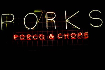 No cardápio, estrelas como o Porks Bacon Burger, o Pernil Municipal e o Pork Burrito dividem espaço com petiscos criativos como a Porkspóca e o famoso Torresmo de Tira -  (crédito: Fotos/Edy Fernandes)