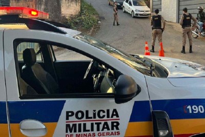 Polícia ainda procura pelo homem que agrediu a mãe, que foi salva graças ao filho -  (crédito: PMMG)