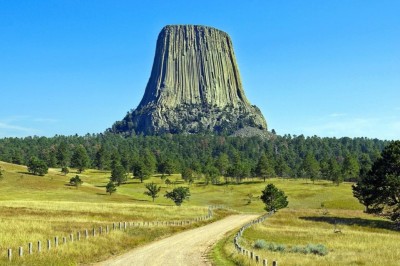 A Torre do Diabo (Devils Tower) é uma impressionante formação rochosa localizada no estado de Wyoming, nos Estados Unidos. Com 386 metros de altura a partir da base, ela se destaca solitária na paisagem das Grandes Planícies.
 -  (crédito: Pixabay)
