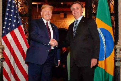 Trump cumprimenta Bolsonaro, em cerimônia em 2020 -  (crédito: Alan dos Santos/PR)