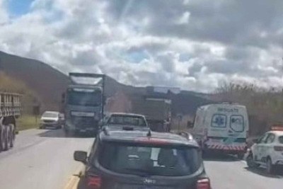 Acidente entre caminhão e moto aconteceu na altura do quilômetro 574 da BR-040, em Itabirito -  (crédito: Redes Sociais)