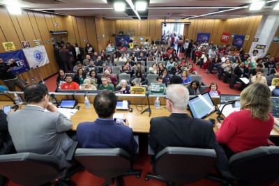 Professores participaram da audiência pública na Assembleia Legislativa de Minas Gerais que discutiu a ampliação do Programa das Escolas Cívico-Militares -  (crédito: Willian Dias/ALMG)