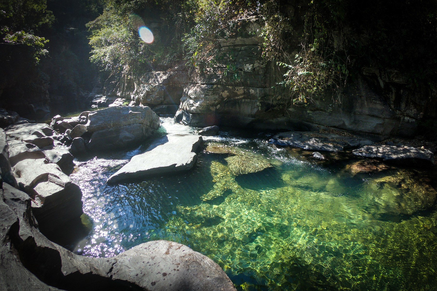 Alto Paraíso de Goiás (GO)- Leandro Couri/EM/D.A Press. Brasil. Alto Paraiso de Goias - GO. Pandemia do Coronavirus - COVID - 19. Turistas encontram restricoes na Chapada dos Veadeiros, em Goias. Sob a sombra da pandemia, empresas com operacoes remotas e um prefeito devastam (desmatamento) milhares de hectares de mata nativa de cerrado na regiao da Chapada dos Veadeiros em Goias. Cena no rio Sao Miguel, que passa pela Chapada.