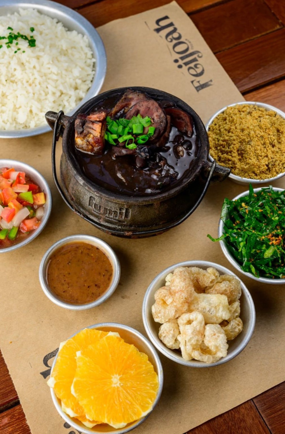 A feijoada é o carro-chefe da Feijoah Cozinha, que serve o prato todos os dias em que abre