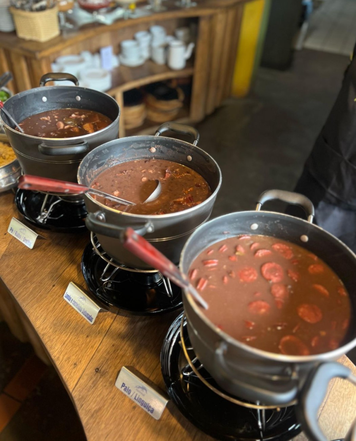 São seis opções de feijoada no bufê do Nutreal