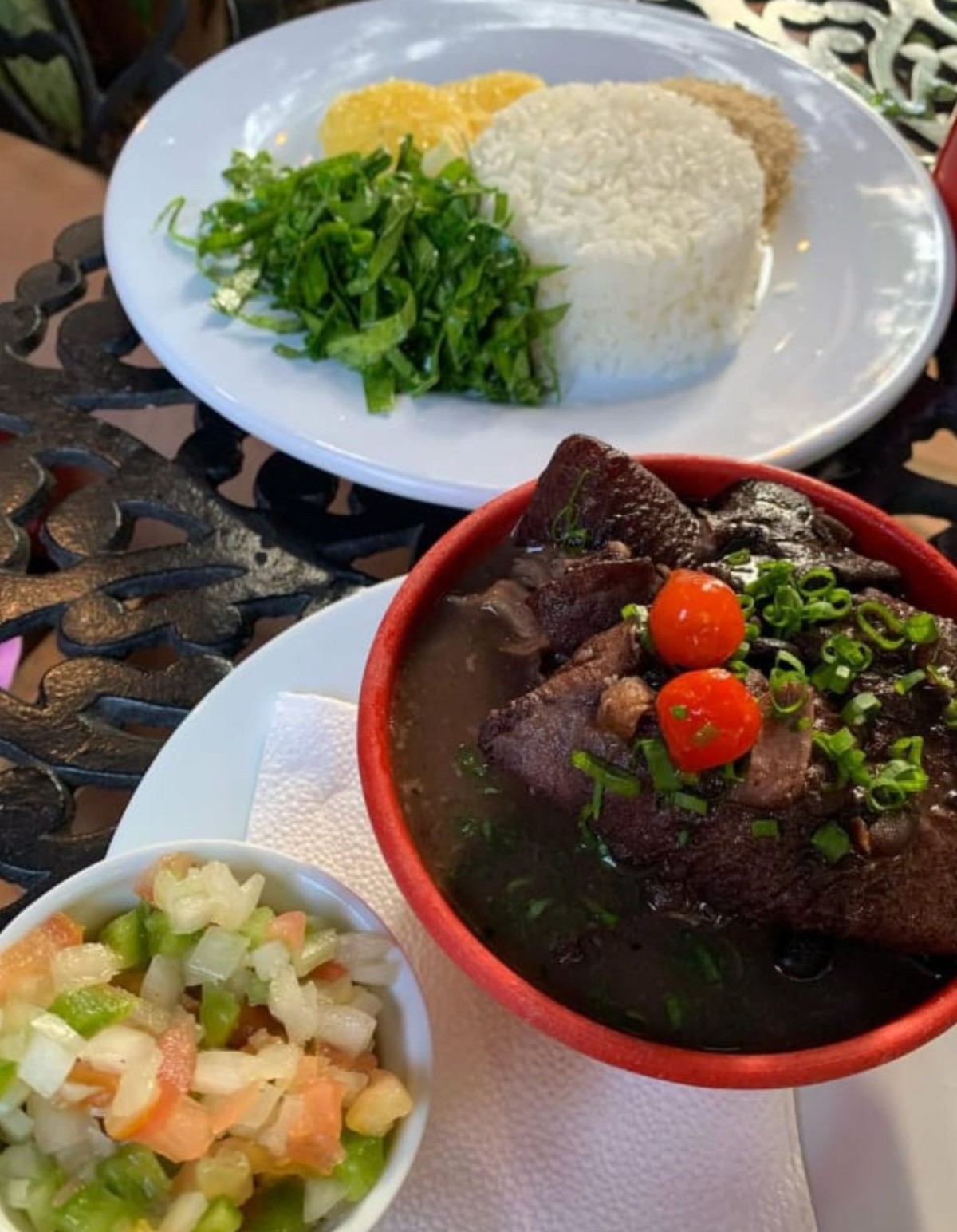 As carnes são fritas antes de serem incorporadas no feijão no Orta Bar