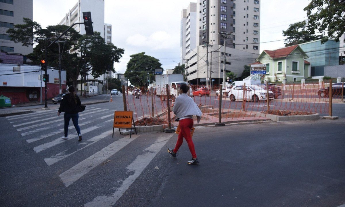 Entre as interven&ccedil;&otilde;es da PBH est&aacute; a constru&ccedil;&atilde;o de ilhas de ref&uacute;gio de pedestres, aumento na largura do canteiro central, ajustes em rampas de acessibilidade e adequa&ccedil;&atilde;o das sinaliza&ccedil;&otilde;es no solo e em placas -  (crédito: Gladyston Rodrigues/EM/D.A. Press.)