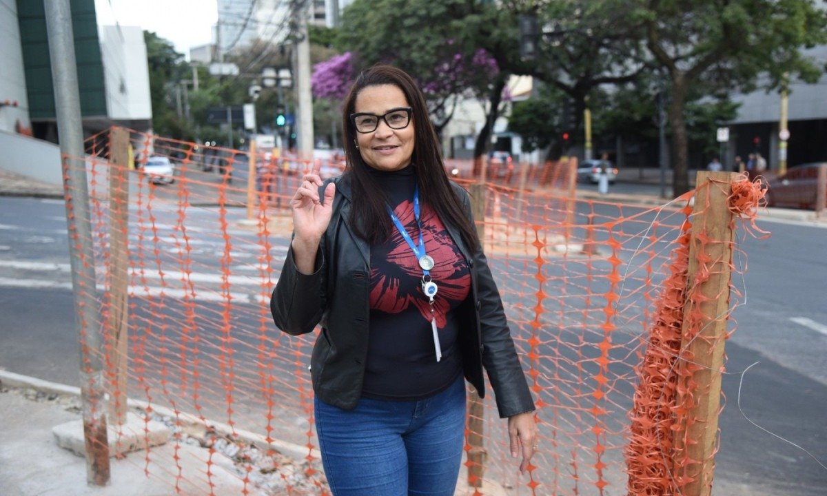 Na foto, a profissional no setor comercial, Jaqueline Primo, de 49 anos
