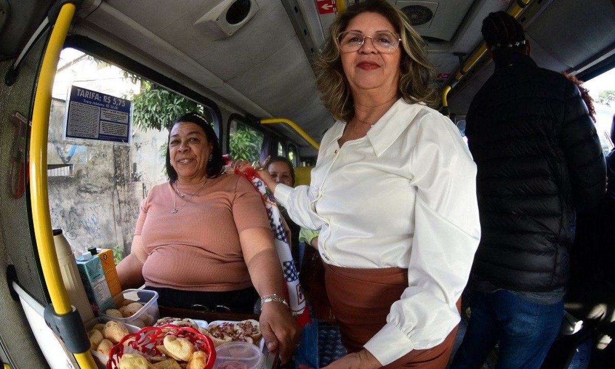 Amigas realizam periodicamente um café da manha no trajeto do ônibus 2151, que sai do bairro Vista Alegre e vai ate o bairro Serra. A turma conta que a ação torna a vida mais leve no dia a dia de quem tem que pegar ônibus por horas para se deslocar na cidade.
-Leandro Couri/EM/D.A Press
