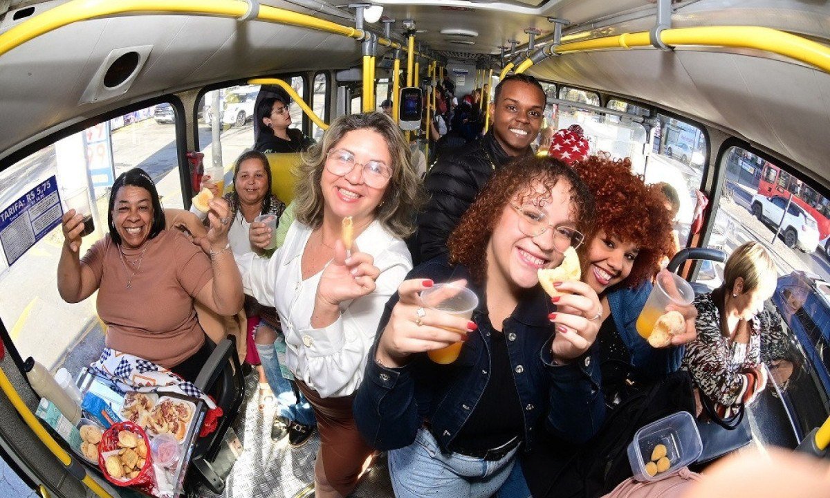 Café da manha coletivo no ônibus coletivo 2151. A turma conta que a ação torna a vida mais leve no dia a dia de quem tem que pegar o transporte para se deslocar na cidade
 -  (crédito: Leandro Couri/EM/D.A Press)