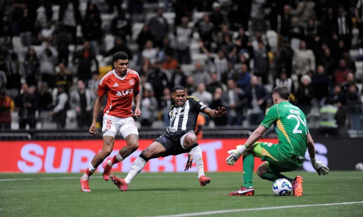 No último jogo antes da parada para o Mundial de Clubes e as férias, o Atlético derrotou o Internacional por 2 a 0, em BH - (crédito: Alexandre Guzanshe/EM/D.A. Press) No último jogo antes da parada para o Mundial de Clubes e as férias, o Atlético derrotou o Internacional por 2 a 0, em BH - (crédito: Alexandre Guzanshe/EM/D.A. Press)
