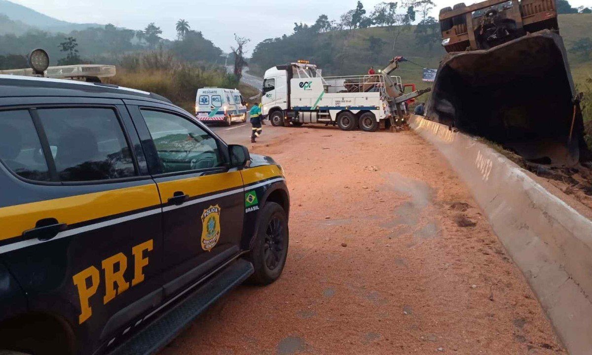 Pista da BR-040 está bloqueada nos dois sentidos, na altura de Congonhas -  (crédito: Divulgação/PRF)