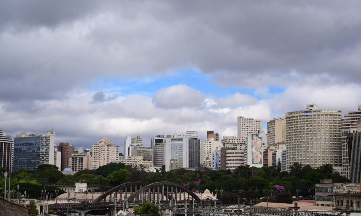 BH ter&aacute; frio e poder&aacute; ser atingida por chuvas na tarde desta ter&ccedil;a-feira (29/7) -  (crédito: Leandro Couri/EM/D.A Press)
