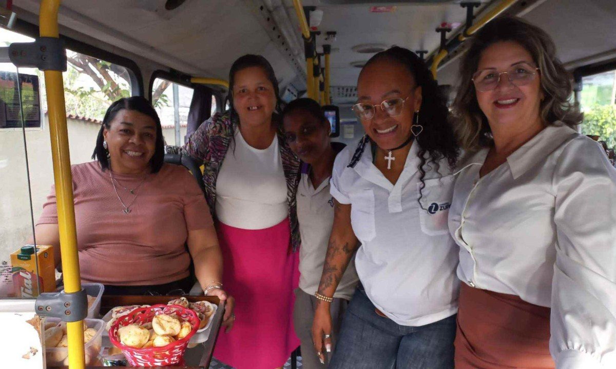 Café da manhã alegra o dia dos passageiros da linha 2151 a caminho do trabalho-Izabella Caixeta/EM/D.A Press