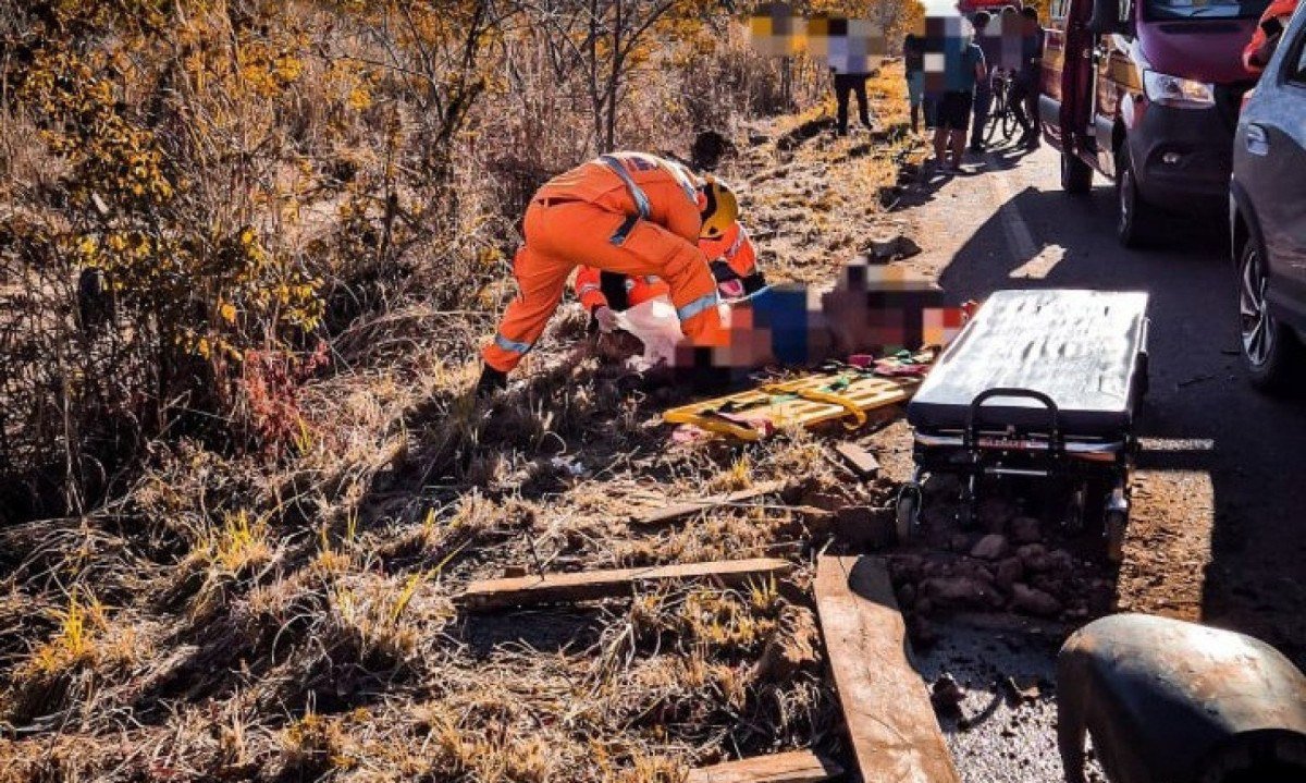 Homem perde perna em colisão entre carro e carroça -  (crédito: CBMMG)