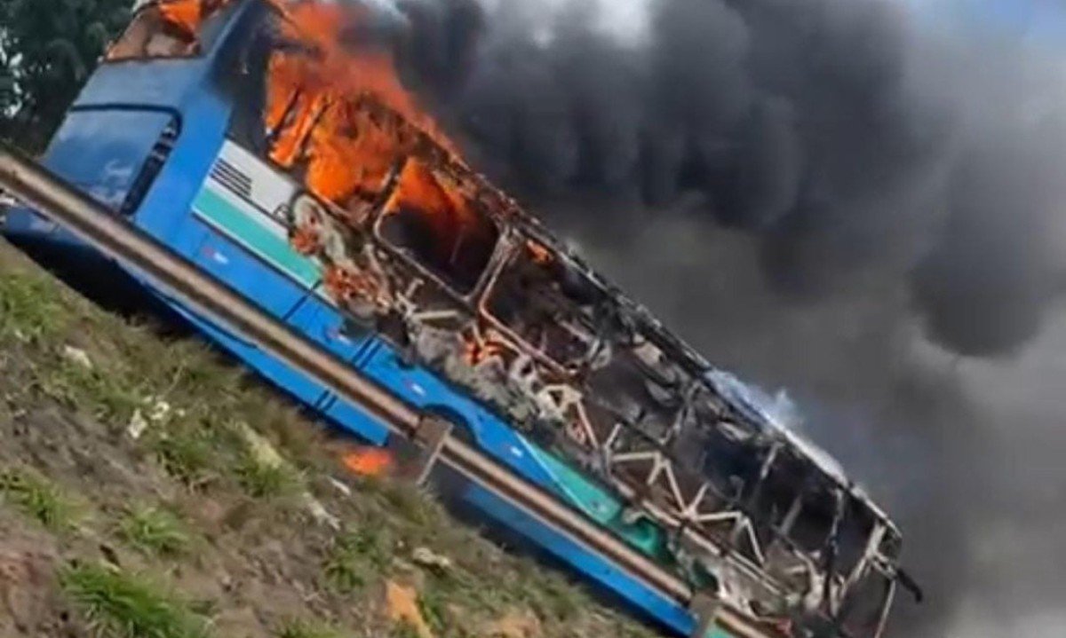 &Ocirc;nibus pega fogo no Anel Rodovi&aacute;rio -  (crédito: Reprodu&ccedil;&atilde;o/Redes Sociais)
