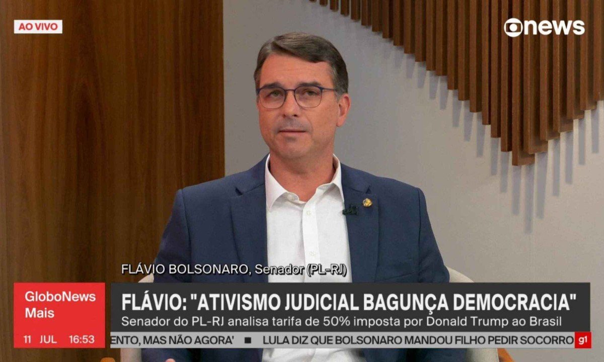 Senador Flávio Bolsonaro afirma que Brasil não tem condições de negociar com os Estados Unidos e deve acatar as exigências de Trump -  (crédito: Reprodução/TV Globo)