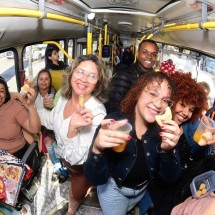 Café da manhã em ônibus transforma dia de passageiros a caminho do trabalho - Leandro Couri/EM/D.A Press
