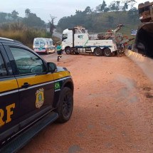 Tombamento de carreta mata motorista e bloqueia BR-040 em Congonhas - Divulgação/PRF