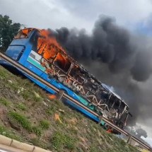 Vídeo: ônibus pega fogo no Anel Rodoviário em BH - Reprodu&ccedil;&atilde;o/Redes Sociais