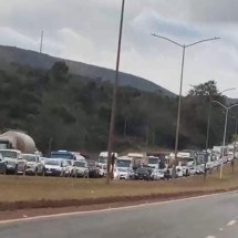 Trânsito fica parado na BR-040 devido a obras na pista em Nova Lima -  (crédito: Reprodução)
