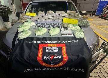 As drogas apreendidas na residência no Bairro Laranjeiras -  (crédito: PMMG)