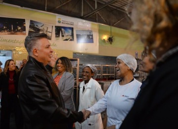 Visita as obras no Restaurante Popular Hebert de Souza. Prefeito conversa com funcionárias do restaurante. -  (crédito: Tulio Santos/EM/D.A.Press)