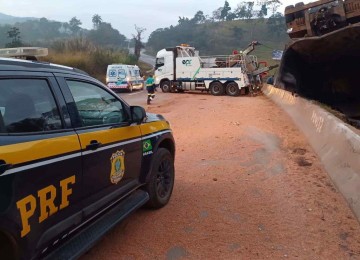Pista da BR-040 está bloqueada nos dois sentidos, na altura de Congonhas -  (crédito: Divulgação/PRF)