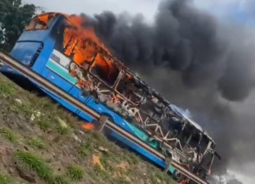 Ônibus pega fogo no Anel Rodoviário -  (crédito: Reprodução/Redes Sociais)