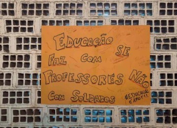 Estudantes de colégio estadual em Belo Horizonte se posicionam contra a aplicação do modelo cívico-militar -  (crédito: Reprodução/Redes Sociais)