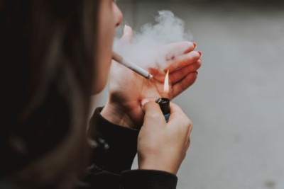 A principal forma de prevenção é não fumar, não consumir bebidas alcoólicas e vacinar contra o HPV -  (crédito: wirestock/FreePik)