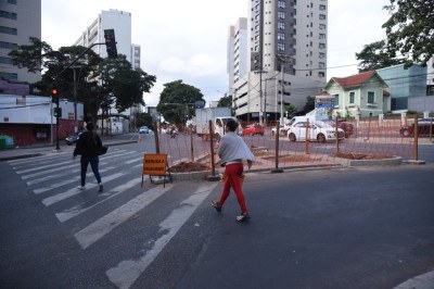 Entre as intervenções da PBH está a construção de ilhas de refúgio de pedestres, aumento na largura do canteiro central, ajustes em rampas de acessibilidade e adequação das sinalizações no solo e em placas -  (crédito: Gladyston Rodrigues/EM/D.A. Press.)