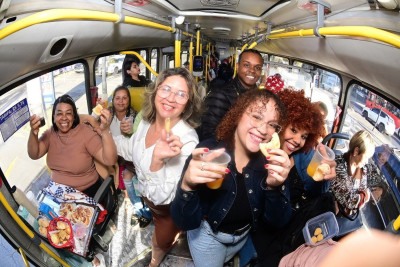 Café da manha coletivo no ônibus coletivo 2151. A turma conta que a ação torna a vida mais leve no dia a dia de quem tem que pegar o transporte para se deslocar na cidade
 -  (crédito: Leandro Couri/EM/D.A Press)