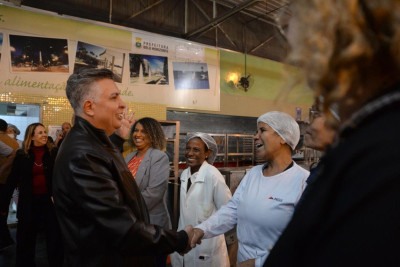 Visita as obras no Restaurante Popular Hebert de Souza. Prefeito conversa com funcionárias do restaurante. -  (crédito: Tulio Santos/EM/D.A.Press)
