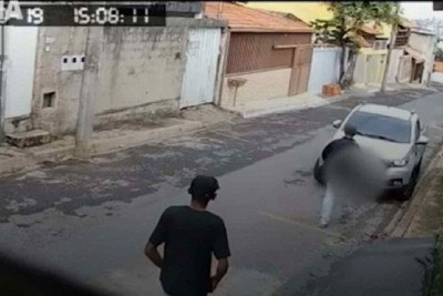 Dois dos três ladrões se aproximam de veículo que pretendem roubar -  (crédito: Reprodução Estado de Minas)