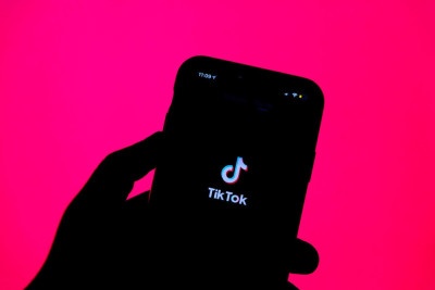 Silhueta de mão que segura aparelho celular no app do Tiktok; imagem meramente ilustrativa -  (crédito:  Solen F./Flickr)