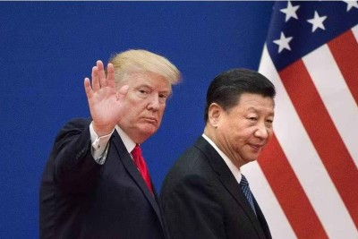 Trump acena com adeus ao lado do presidente chinês, Ji Xinping -  (crédito: Nicolas Asfouri/AFP)