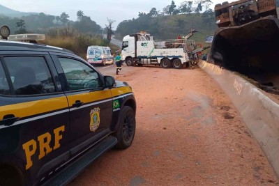 Pista da BR-040 está bloqueada nos dois sentidos, na altura de Congonhas -  (crédito: Divulgação/PRF)