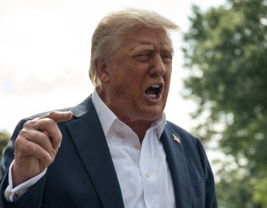O presidente dos EUA, Donald Trump, fala à imprensa antes de embarcar no Marine One no gramado sul da Casa Branca, em Washington, D.C., em 11 de julho de 2025       -  (crédito: ANDREW CABALLERO-REYNOLDS/AFP)