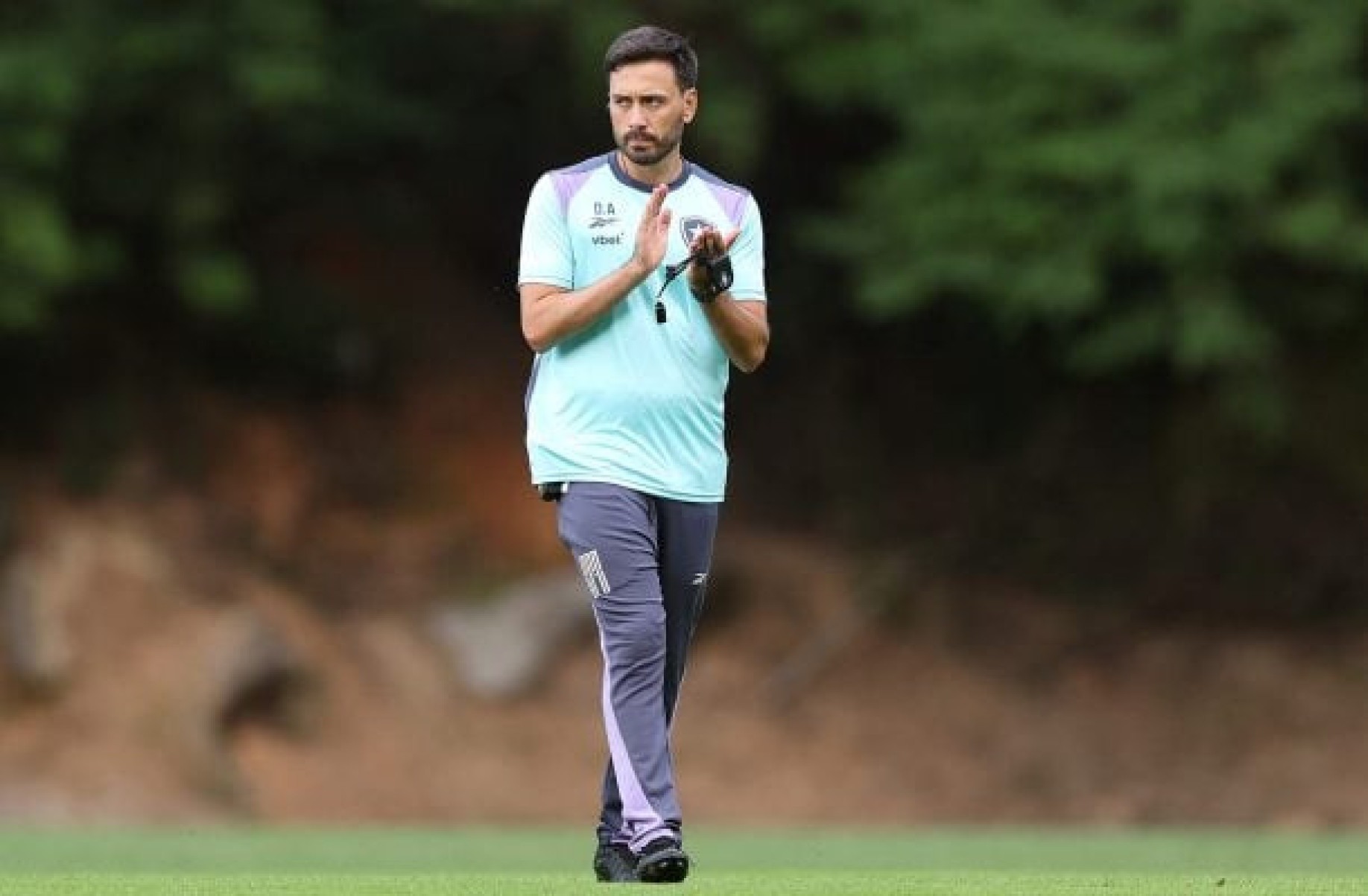 Novo técnico do Botafogo impressiona por boa compreensão do português