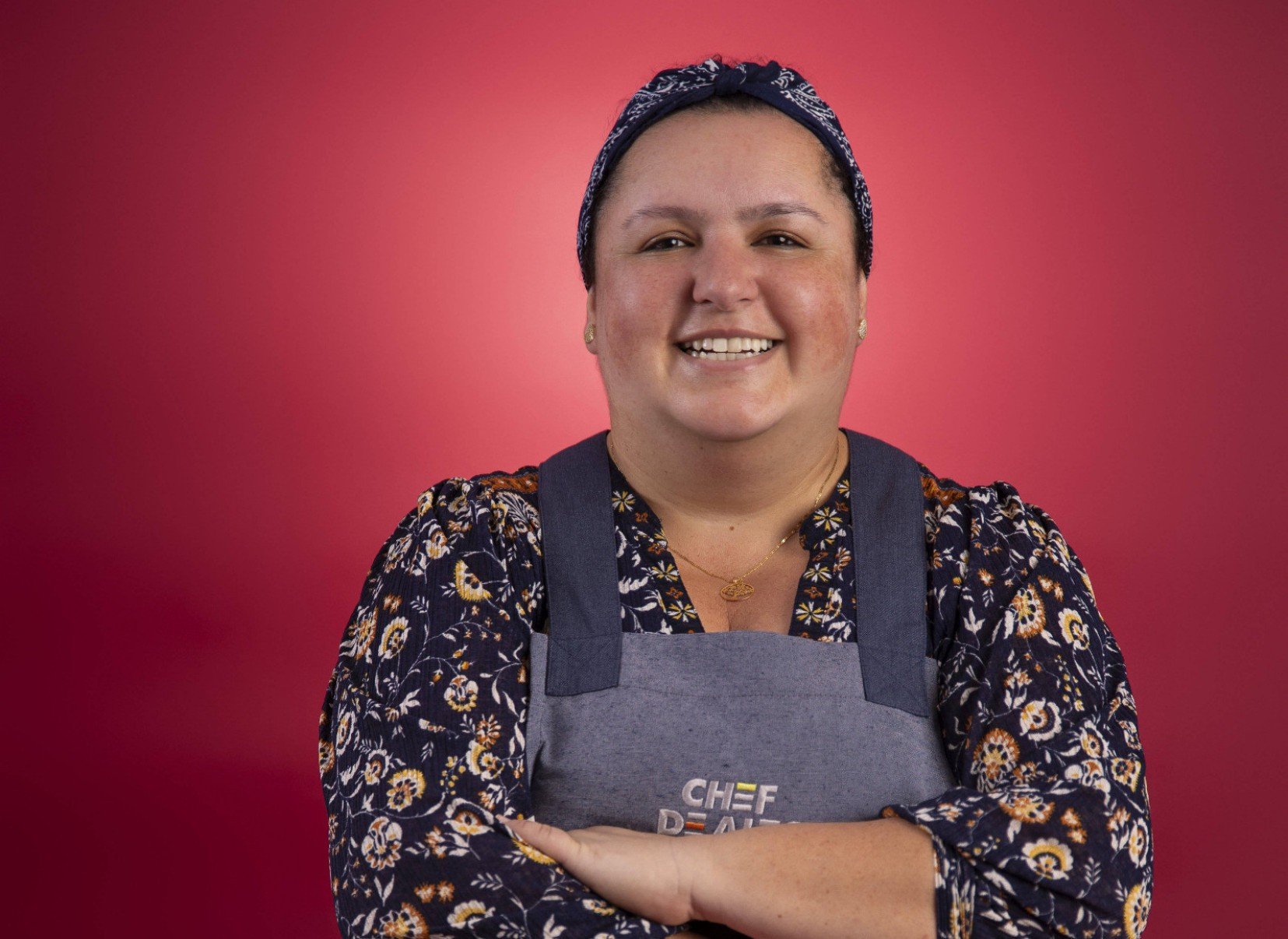 Iara Guimarães sorri com os braços cruzados. A mineira participa do reality Chefs de alto nível, na Globo