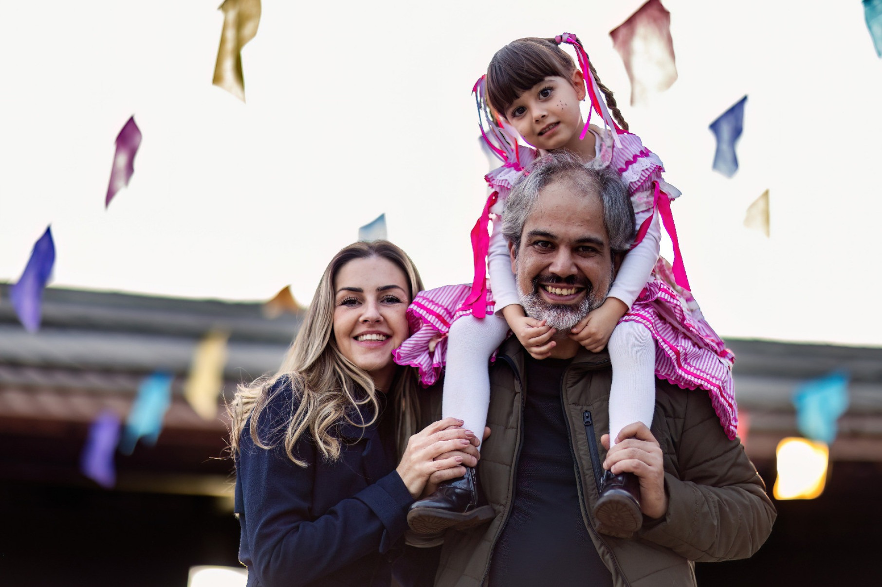 Júlia Motta e Bárbara Motta, menina vestida de caipira, que está nos ombros de Matheus Cabral, na festa junina no Minas Náutico