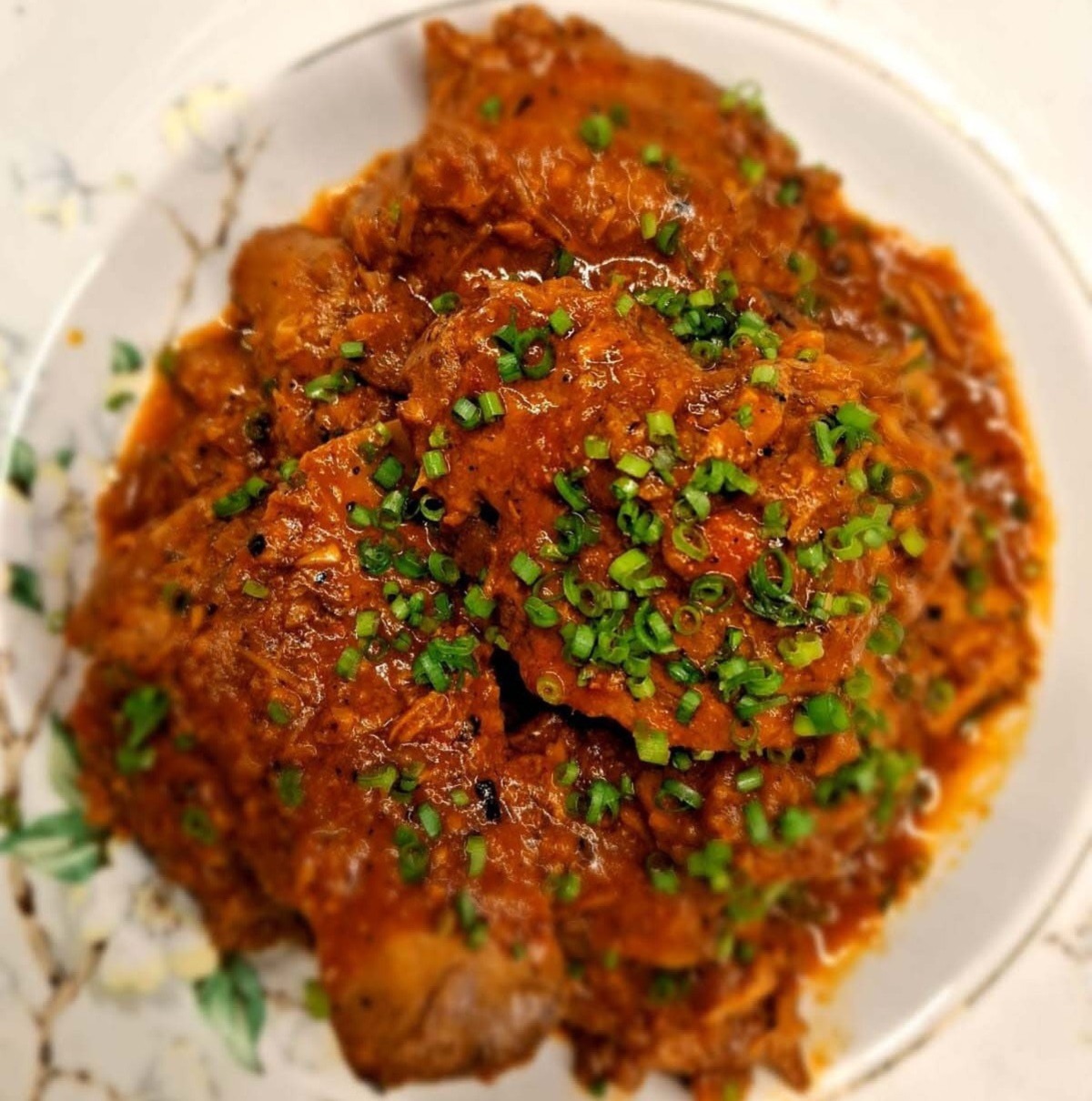 Na Porca Voadora, a chef Bruna Rezende serve a porca lambuzada feita com costelinha