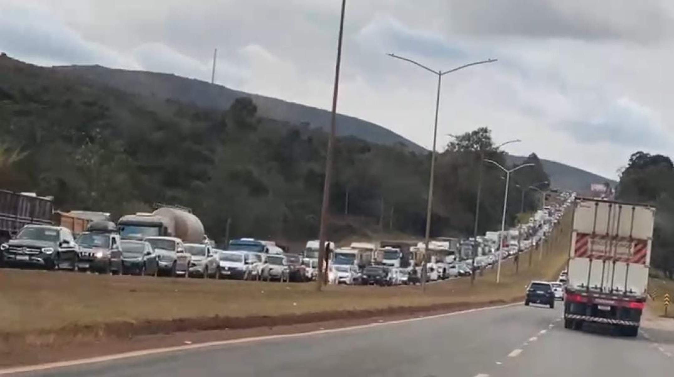 Trânsito fica parado na BR-040 devido a obras na pista em Nova Lima -  (crédito: Reprodução)
