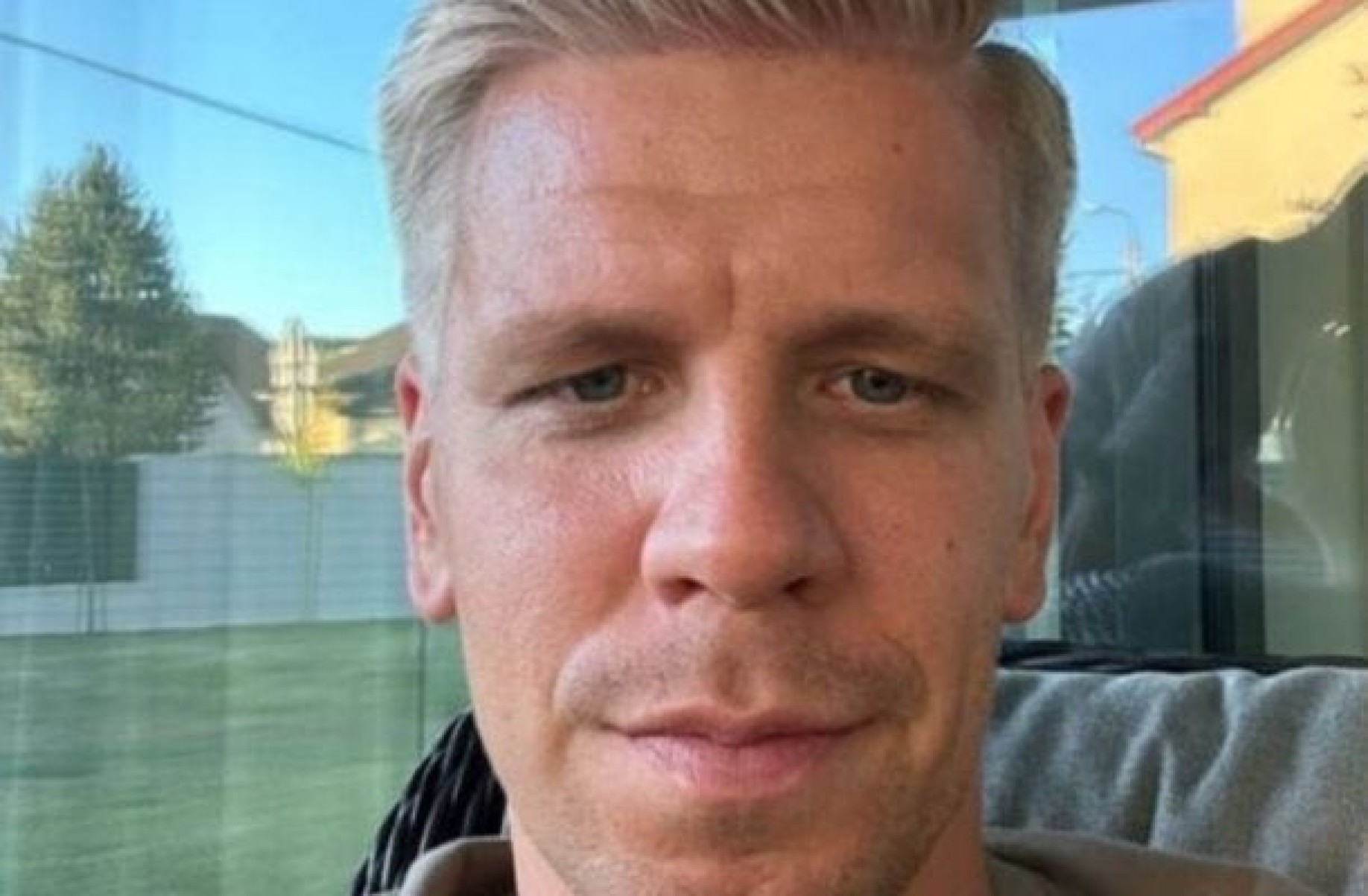 Szczesny, do Barcelona, passa por três etapas e vai do loiro ao careca por ordem em casa