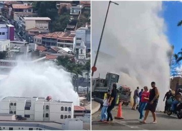 O estrago na tubulação provocou um jato forte, visível de longe, que danificou parte dos imóveis do entorno -  (crédito: Redes Sociais / Reprodução)