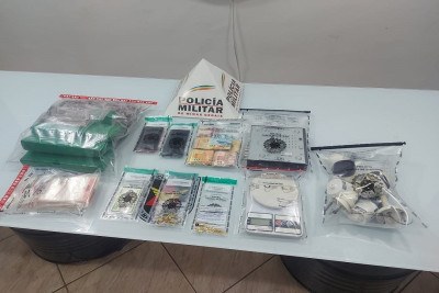 Apreensão das drogas e de câmera podem levar policias a identificar membros de quadrilha de traficantes -  (crédito: PMMG)