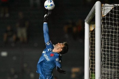 JARDIM - O menos culpado pela derrota no Clássico da Amizade. Se não fossem duas grandes defesas, o Vasco sairia de campo goleado - NOTA: 7,0 - Foto: Divulgação/Conmebol -  (crédito: Foto: Divulgação/Conmebol)